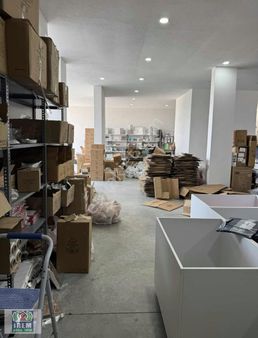 Arnavutköy Merkezde Kiralık 350m2 Düz Giriş Yüksek Tavan Dükkan