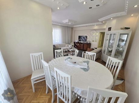 Binevler'de Hasarsız Merkezi Konumda Arakat Geniş 3+1 Daire