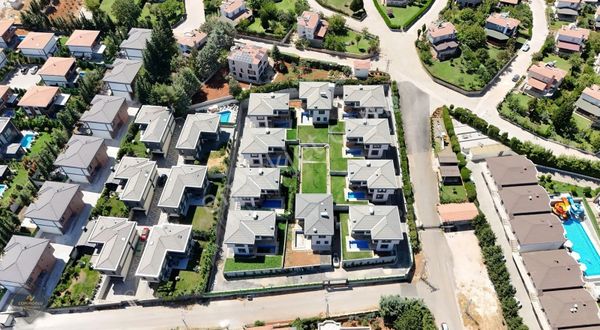 Mimar Sinan'da Tüm Sosyal Alanlara Yürüme Mesafesinde 4+1 Villa