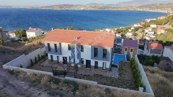 Yenifoça Donatkent'te Deniz Manzaralı Mustakil Havuzlu Satılık 4+2 Villa