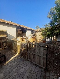 Mütevellide Avlulu Ev Bahceli Damı Ve Arsası Satılıktır