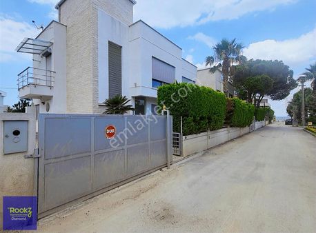 Narlıdere Altıevler De Denize Yakın Doğalgazlı Satılık 4+1 Villa