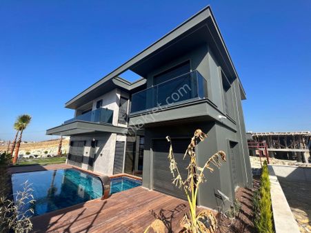 Kuşadası Soğucak'ta Deniz Manzaralı 4+1 Villa