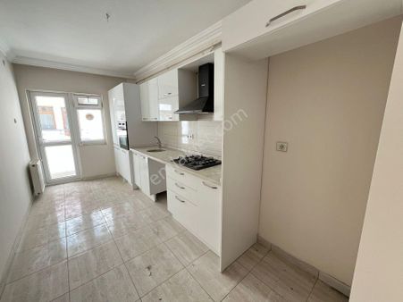 Adnan Menderes'te Cadde Üzeri Metro Yakını Fırsat Dairesi!