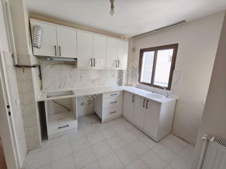 Abdülhamit Yavuz Caddesi Üzeri Arakat Otoparklı Kiralık 3+1 Daire