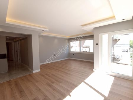 Karşıyaka Bostanlı Sahile Çok Yakın Tadilatlı 3+1 Daire N-22