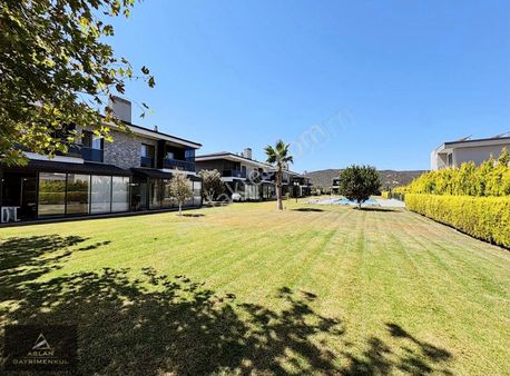 Aslan'dan Urla İçmeler Havuzlu Site İçerisinde Satılık 3+1 Villa