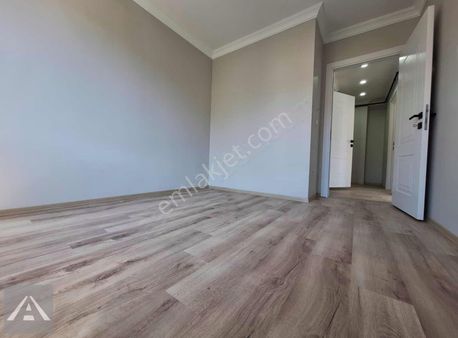 Altıntepe'de Yeni Bina'da Ön Köşe 3.kat Balkonlu 2+1!