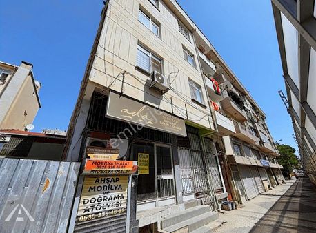 Maltepe Merkezi Konumda Ara Kat Kullanışlı Balkonlu Satılık 3+1