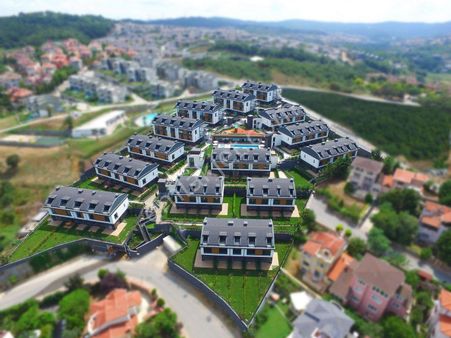Uskumruköy Terrace Hayat Sitesinde Köşe Bahçeli Eşyalı Satılık Villa