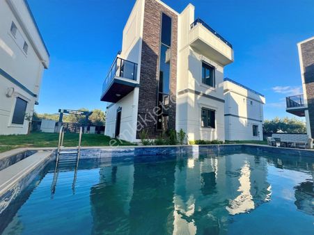 Akçay Aras Emlaktan Zeytinlide Havuzlu Site İçinde Müstakil Villalar