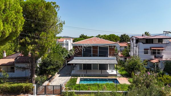 No:10 Gayrimenkul’den Ayvalık Altınova’da, Havuzlu, Çok Geniş 4+1 Müstakil Villa