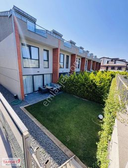 Zekeriyaköyde Kiralık Köşe Villa