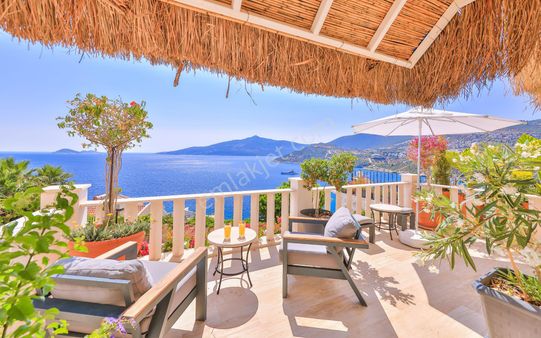 Kalkan Komurlukte Eşsiz Manzaralı Lüks Villa – Yatırım Fırsatı