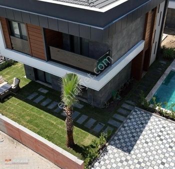 Kuşadası Avm Bölgesi Denize Yakın Satılık Fırsat 4+1 Lüks Villa