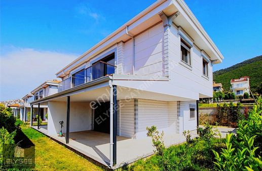 Kuşadası'nda Havuzlu Site İçerisinde Satılık 3+1 Villa