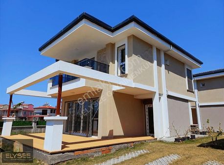 Kuş. Güzelçamlı Havuzlu Site De Köşe Konum Tam Müstakil Villa