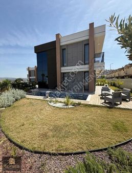 Kuşadası Soğucak'ta Geniş Bahçeli Havuzlu 4+1 Villa