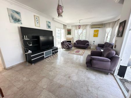 Girne Merkez'de Deniz Ve Dağ Manzaralı Kiralık 3+1 Penthouse !!