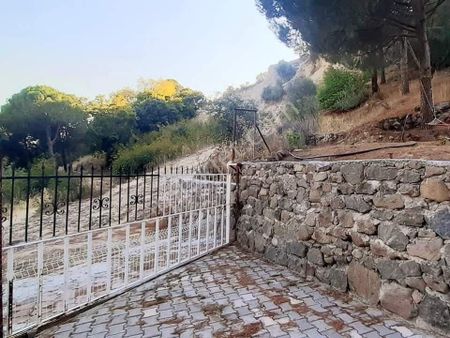 Dikili Kıroba Köyünde Satılık İçinde 2 Adet Ev Bulunan Zeytinlik