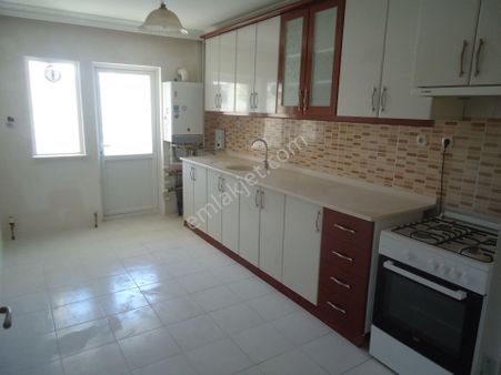 Krc'den Merkezi Konumda Asansörlü Katta Kiralık 3+1 Daire