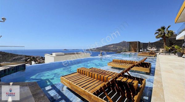 Kaş Kalkanda Merkezi Konumda Lüks Deniz Manzaralı Tripleks Villa