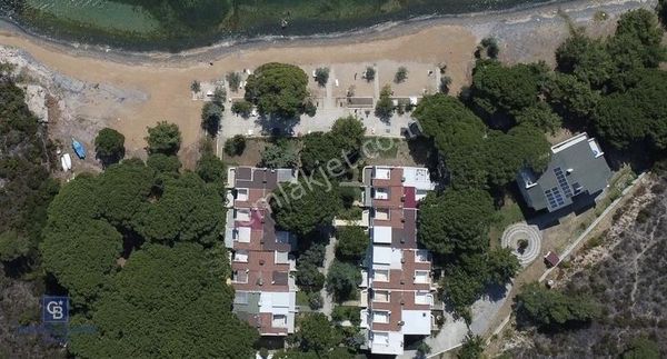 Yalova Armutluda Denize Sıfır Plajlı Site İçi 4+1 Satılık Villa