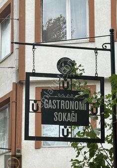 Üsküdar Gastronomi Sokağı Ve Doğancılar Cd. Köşesi Değerli Dükkan