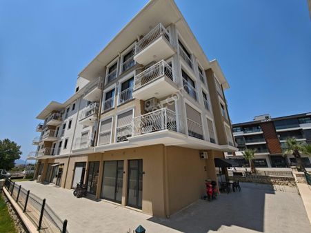 Kuşadası Davutlar 'da Havuzlu Sitede Satılık 3+1 Bakımlı Daire