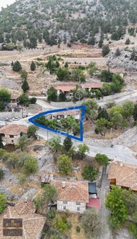 Akseki Fakılar'da Satılık Manzaralı 2katlı Köşe Başı Düğmeli Ev