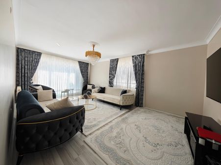 Başak'ta Asansörlü Geniş Yapılı 3+1 Katta Satılık Daire !!