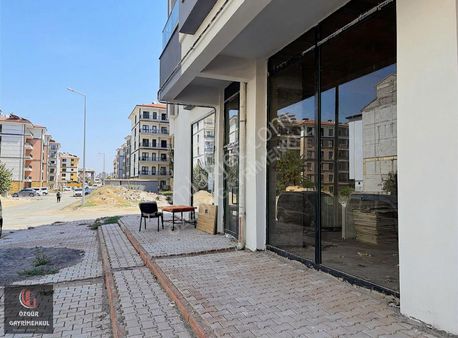 Özgür'den Çiftlik Cad. Akkent Toki Yanı Başında Kiralık Dükkan