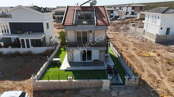 Didim Efeler Mahallesi'nde Satılık Eşyalı 3+1 Tam Müstakil Tripleks Villa