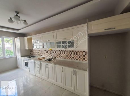 Pazar Yanında Avizeli Ankastreli Cam Balkonlu Kiralık 3+1 Daire