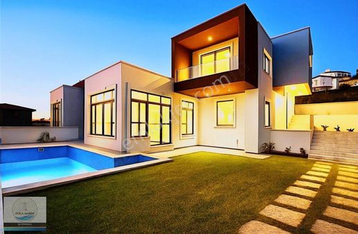Foça'da Deniz Manzaralı Modern Mimari Müstakil-havuzlu 5+1 Villa