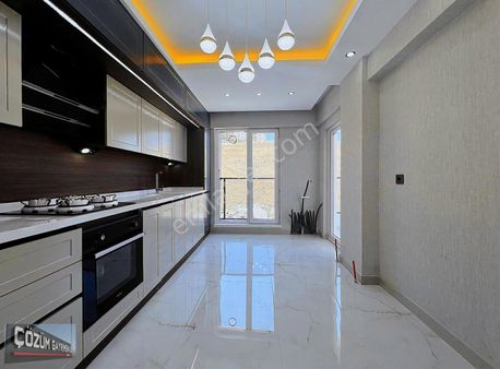 Çözüm Fırsatları Devam Sıfır 3+1 Full Yapılı Teras Balkon Güney