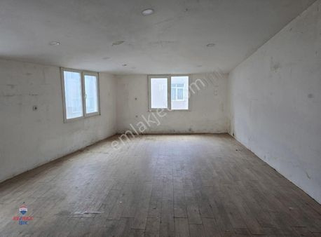 Ferhatpaşa'da Önüne Tır Yanaşır Çok Amaçlı 1100 M²