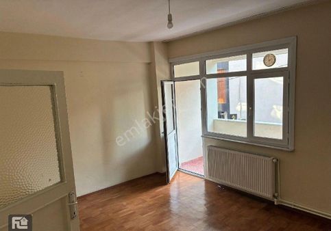 F-l Emlaktan Ünalan Metroya 10dk Metrobüs 15dk ,emaar Avm 5dk Yürüme Mesafesinde Arakat2+1