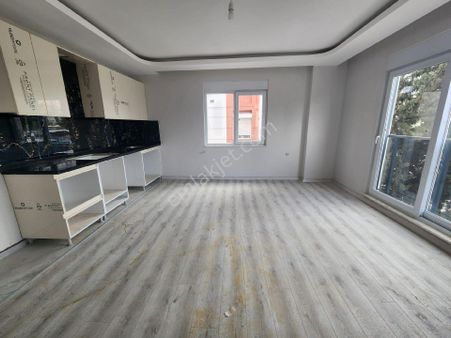 Kızıltoprak'ta Tramway Yakını Sıfır Bınada 2+1 Ara Kat