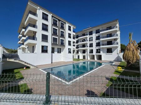Didim Akyeniköy'de Doğa İle İç İçe Havuzlu Site İçi Satılık Bahçeli 1+1 Daire