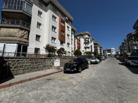 Kuşadası Değirmendere Bölgesi’nde Güvenlikli Site İçerisinde Bahçeli 2 + 1 Daire
