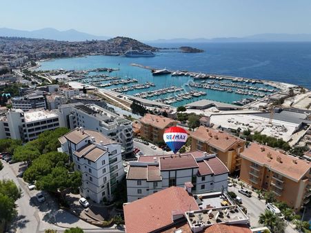 Kuşadası Merkezde Marina Bölgesinde Pine City’de Deniz Manzaralı Daire