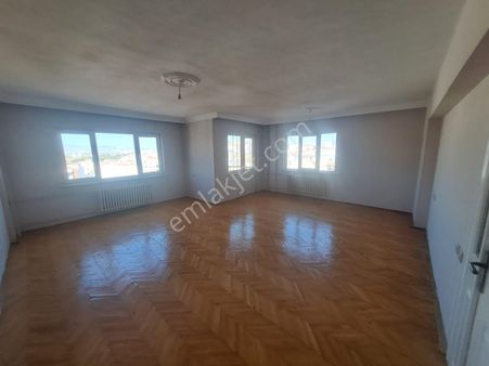 Batıkent'te Merkezi Konumda Kiralık Arakat Geniş 3+1