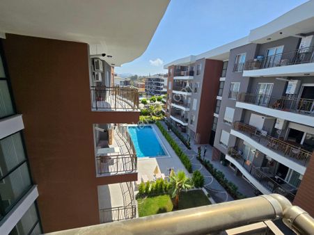 Kuşadası Değirmendere Mevkiinde 2+1 85m²havuzlu Güvenlikli Otoparklı Sitede Lux Daireler
