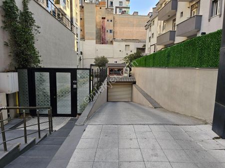 Güneşli’de Mahmutbey Caddesi Üzerinde Satılık 2+1 Lüks Daire