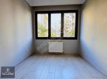 Utkudan Kozyatağında Havuzlu Balkonlu Genç Binada Satılık 3+1