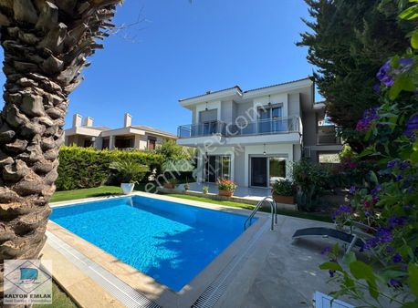 Alaçatı & Ilıca Arası Satılık Müstakil Havuzlu Villa