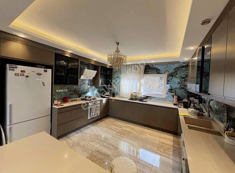 Bayram Hacılı."da*modern Mimariyle İnşa Edilmiş Göl Manzaralı**