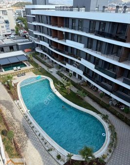 Kuşadası Kadınlar Denizi Bölgesinde 2+1 Bahçe Katı