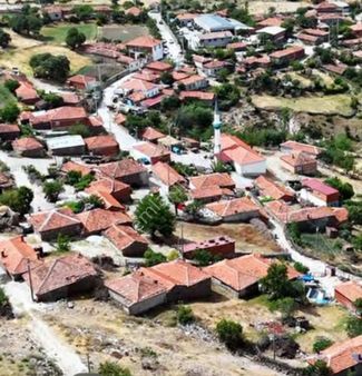 Durmuşlar Mahallesi’nde Satılık Kargir Avlulu Köy Evi